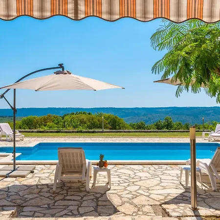 Stunning In With Outdoor Swimming Pool בית נופש *