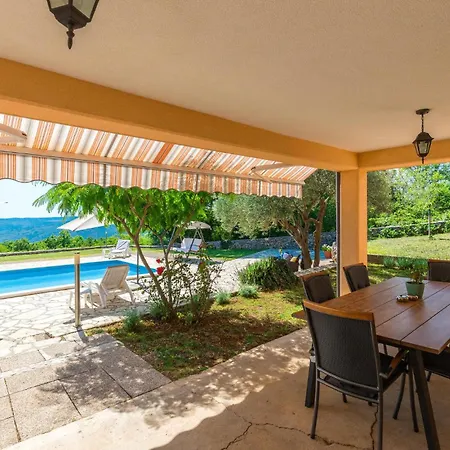 Stunning In With Outdoor Swimming Pool בית נופש *