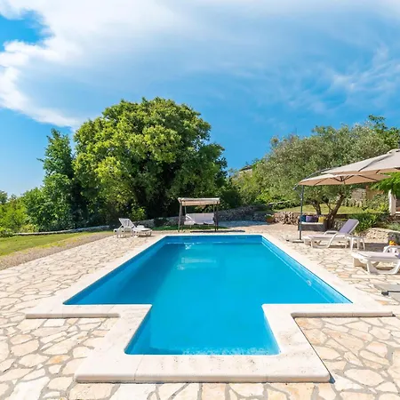 בית נופש Stunning In With Outdoor Swimming Pool *