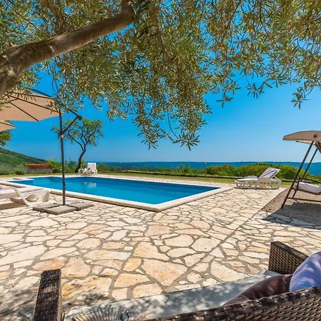 בית נופש Stunning In With Outdoor Swimming Pool *