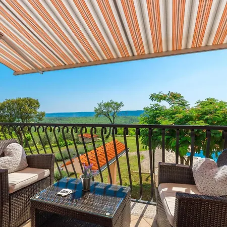 בית נופש Stunning In With Outdoor Swimming Pool