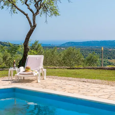 Stunning In With Outdoor Swimming Pool בית נופש לאבין
